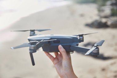 Kadın elinde robot. Yakın çekim. Kız dron başlattı.