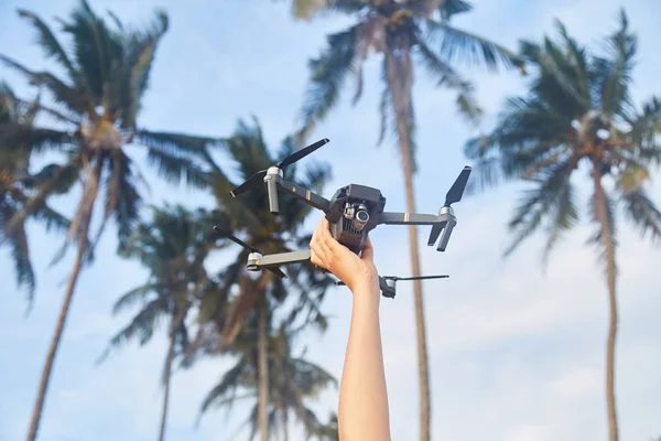 Um drone na mão feminina. Close-up. Menina lança drone . — Fotografia de Stock