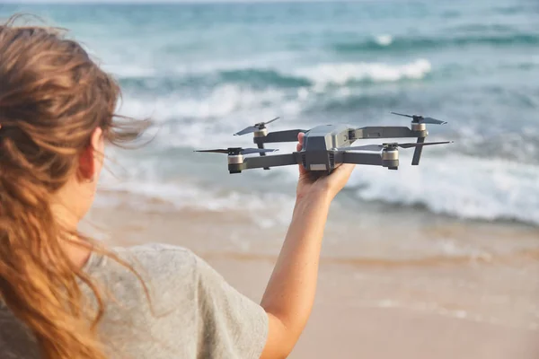 Drone nella mano femminile. Primo piano. Ragazza lancia drone . — Foto Stock