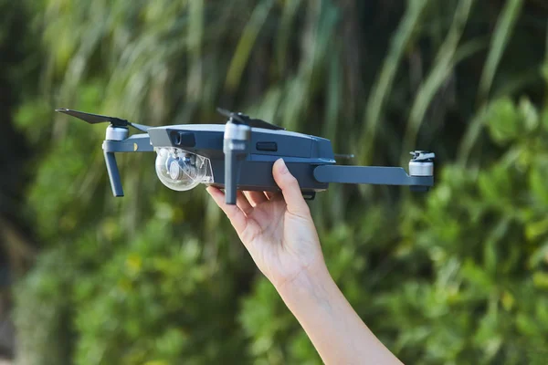 Drone en la mano femenina. Primer plano. Chica lanza drone . —  Fotos de Stock