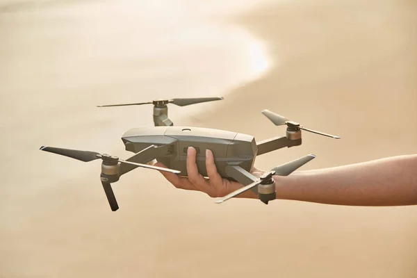 Drone nella mano femminile. Primo piano. Ragazza lancia drone . — Foto Stock