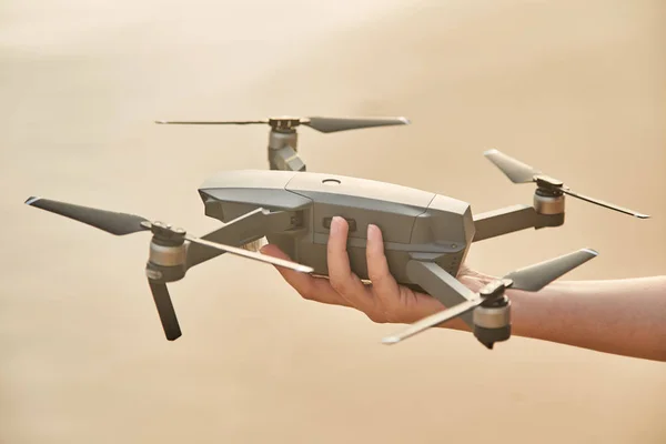 Drone en la mano femenina. Primer plano. Chica lanza drone . —  Fotos de Stock