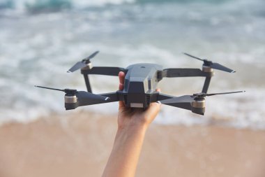 Kadın elinde robot. Yakın çekim. Kız dron başlattı.