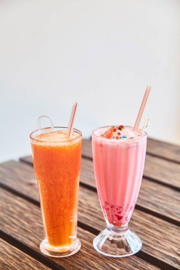 Bir bardak geleneksel Hint içki Faluda ve taze papaya suyu.