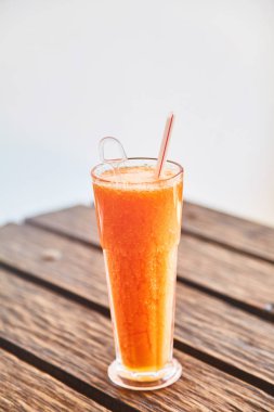 Bir bardak taze sıkılmış mango suyu. Mango suyu