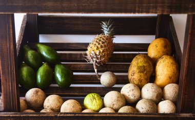 Üstünde belgili tanımlık sayaç Café taze meyve. 