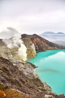 Ijen'de yanardağ krater. 