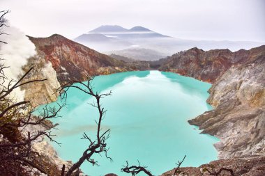 Ijen'de yanardağ krater. 