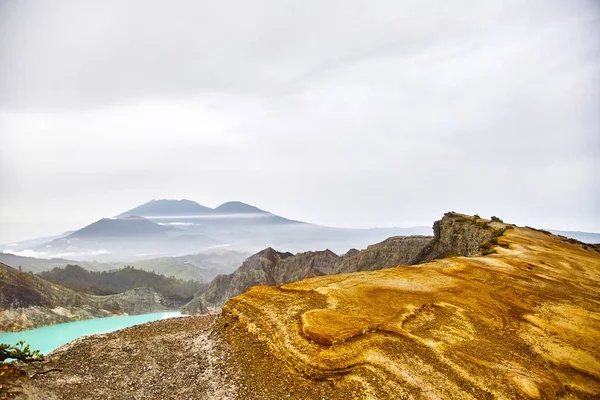 Amanecer en la cima de la montaña . — Foto de Stock