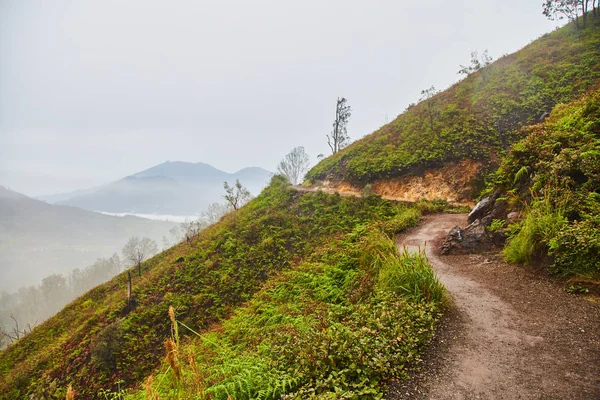 Morgendämmerung auf dem Gipfel des Berges. Blick auf den Vulkan — Stockfoto