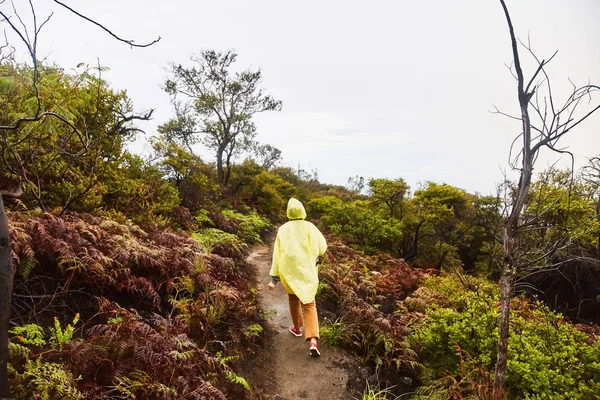 La chica sube al sendero a la cima del volcán — Foto de Stock