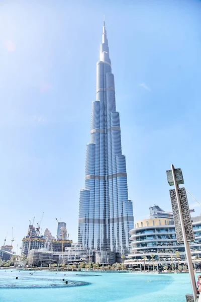 Burj Khalifa toren. Een van de belangrijkste attracties van Dubai. — Stockfoto