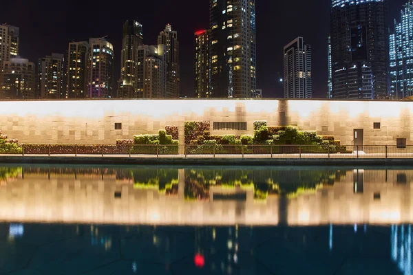 Burj Khalifa lake. Burj park. Dubai — Stockfoto