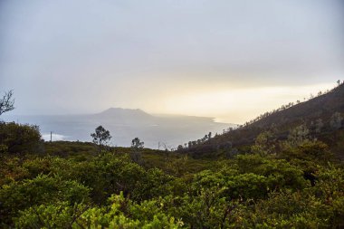 Dağın tepesinde şafak. 