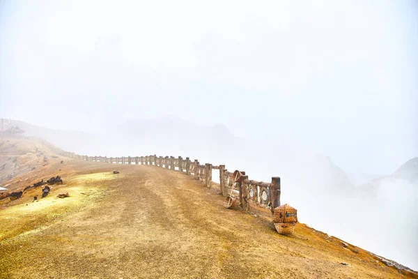 Vista montanha do topo do vulcão Ijen — Fotografia de Stock