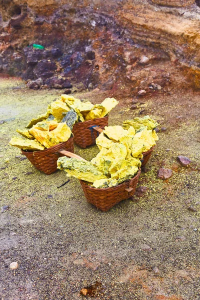 Azufre en cestas. Volcán Ijen . —  Fotos de Stock