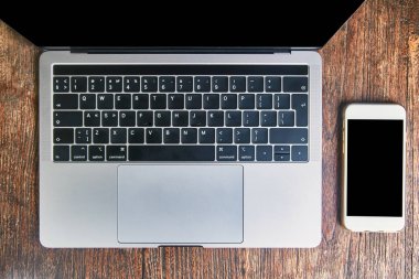 Dizüstü bilgisayarın ve akıllı telefonun en iyi görünümü. 