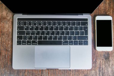 Dizüstü bilgisayarın ve akıllı telefonun en iyi görünümü. 