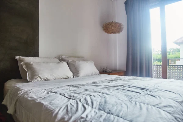 Dormitorio vacío y claro con cama blanca y almohadas en la cama . — Foto de Stock