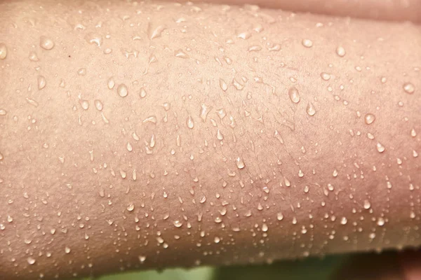 Solavancos e gotas de água na pele feminina . — Fotografia de Stock