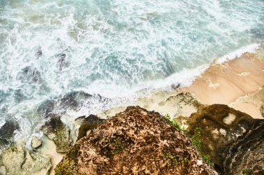 Dreamland plajı. Uluwatu kayalığından görünüm. 