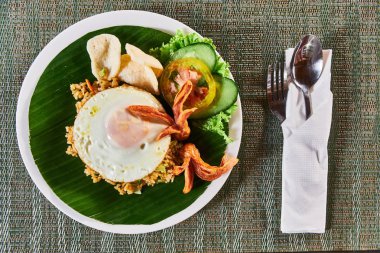 Sebzeli pilav ve çırpılmış yumurta. geleneksel bir yemek. Bali, Endonezya