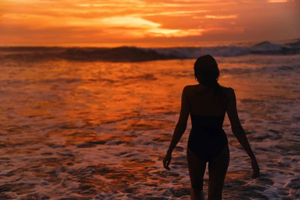 Una hermosa puesta de sol en una de las playas de Canggu, Bali, Indonesia — Foto de Stock