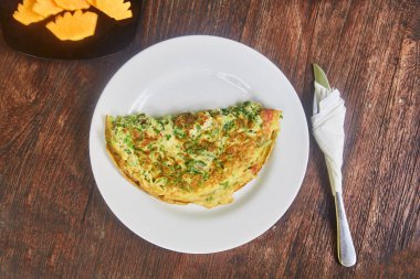 Omlet ve meyve bir tabak (karpuz ve mango) Endonezya geleneksel bir kahvaltı.
