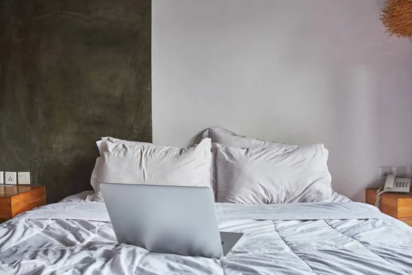 Laptop på vita sängen arbete hemma Concept — Stockfoto