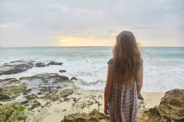 Puesta de sol en la playa tropical. Playa de ensueño . — Foto de Stock