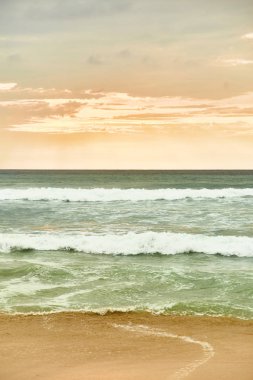 Tropik sahilde gün batımı. Dreamland plajı.