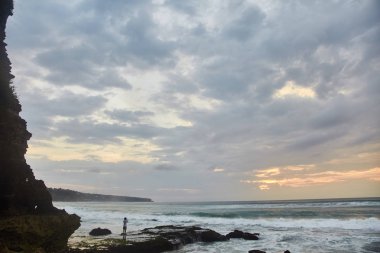 Tropik sahilde gün batımı. Dreamland plajı.