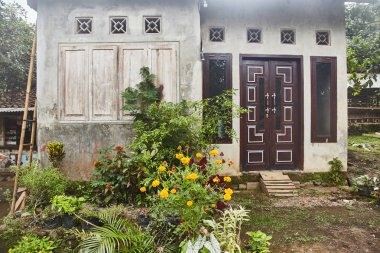 Okyanusta plaj evleri Satır.