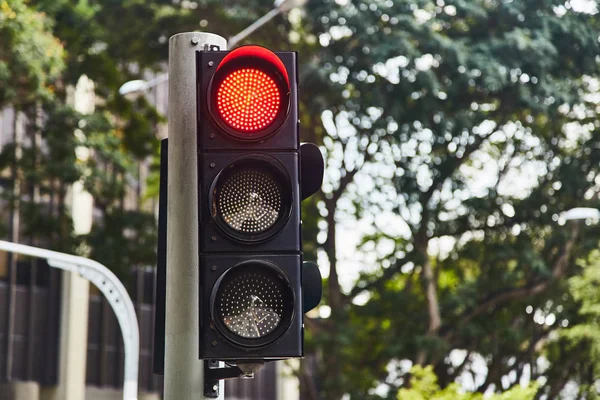 Signaal van het rode verkeers signaal. Singapore. Close-up — Stockfoto
