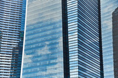 Singapur sokaklarında yüksek cam gökdelenler. Ofis pencereleri kapat