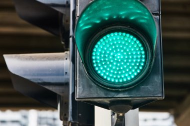 Yeşil trafik sinyali. Singapur. Yakın çekim