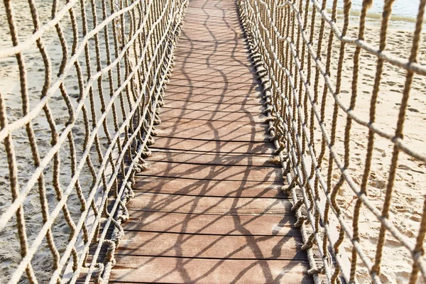 Puente colgante sobre el agua en la isla de Sentosa — Foto de Stock