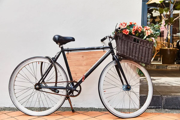 Bicicleta vintage con cesta contra fondo blanco. Primer plano — Foto de Stock