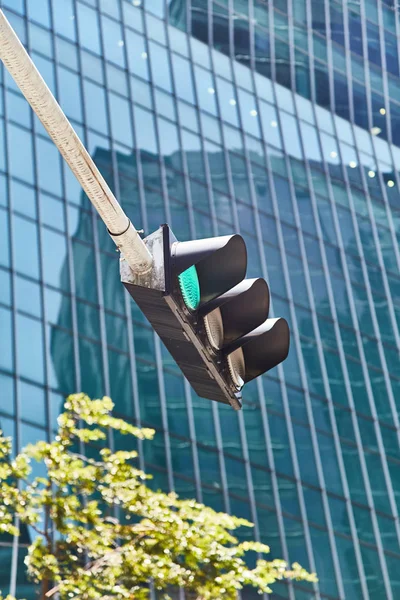 Señal de tráfico verde. Singapur. Primer plano —  Fotos de Stock