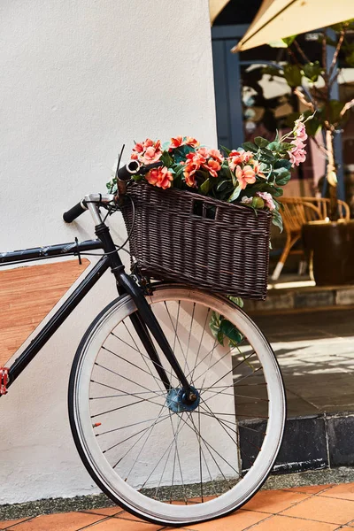 จักรยานโบราณที่มีตะกร้ากับพื้นหลังผนังสีขาว ใกล้ชิด — ภาพถ่ายสต็อก