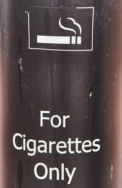 La inscripción en el bote de basura "Solo para cigarrillos " — Foto de Stock