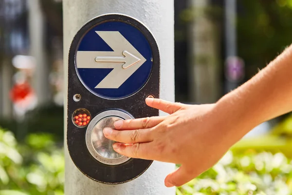 Knop om het groene verkeerslicht te activeren — Stockfoto