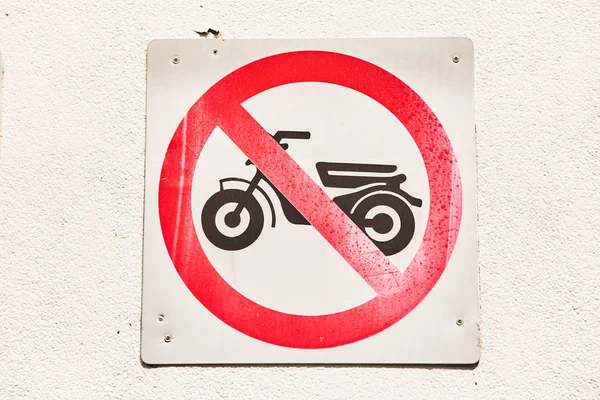 Señal de tráfico que prohíbe el movimiento de motocicletas en la carretera —  Fotos de Stock