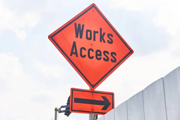 Kırmızı yol işareti "Works Access" yakın çekim — Stok fotoğraf