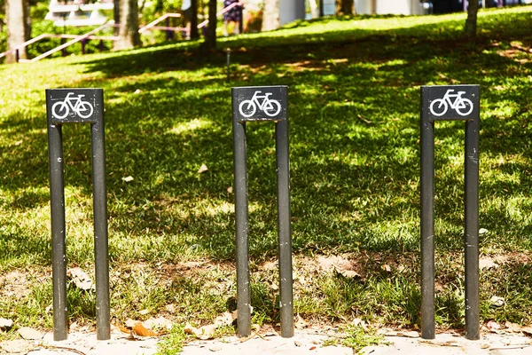 Aparcamiento para bicicletas en el parque — Foto de Stock