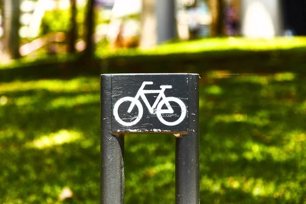 Aparcamiento para bicicletas en el parque — Foto de Stock