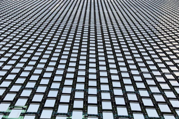 Udsigt langs facaden af Marina Bay Sands Hotel op i blå himmel - Stock-foto