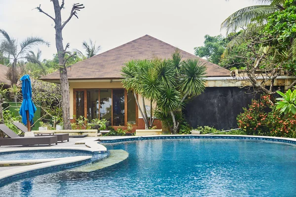 Okyanusta plaj evleri Satır.