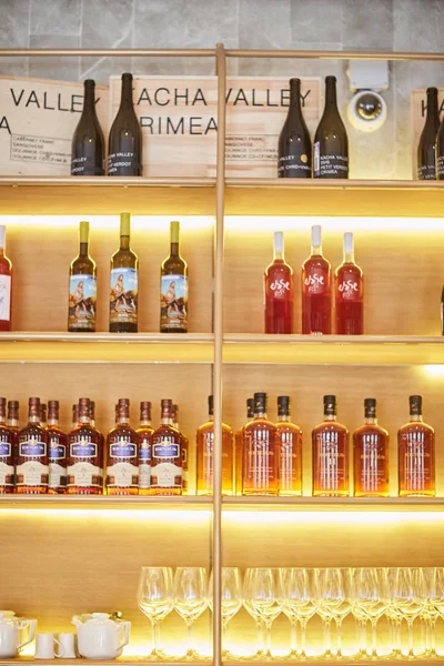 Saint-Pétersbourg, Russie : 24 août 2018 : Bouteilles de vin sur étagère en bois dans un magasin de vin — Photo