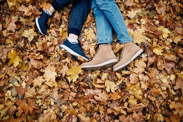 公園で休んでいる男と女の子の足 — ストック写真